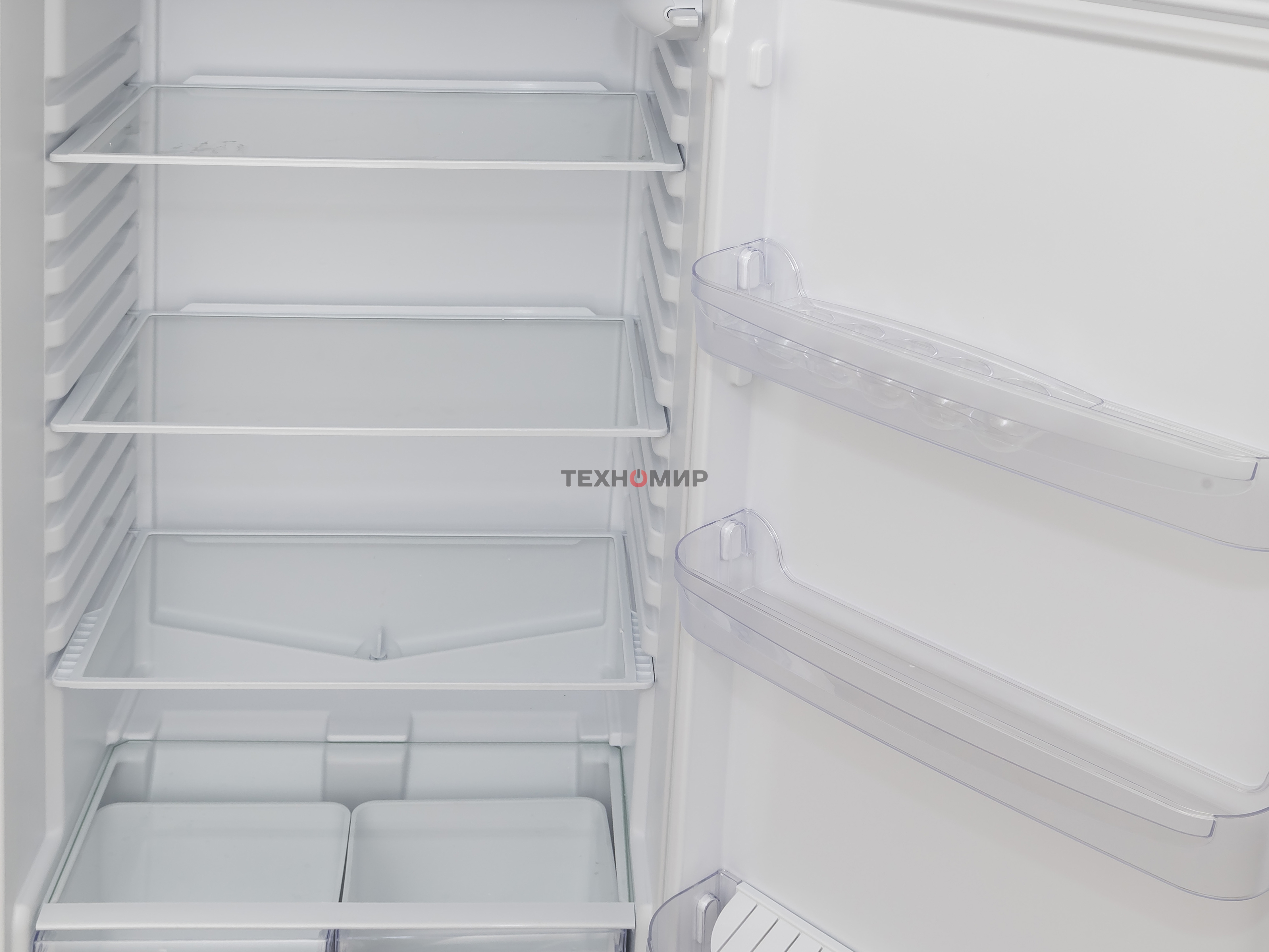 Холодильник Indesit TIA 16 E бежевый двухкамерный 245/51 л морозилка сверху, капельная система