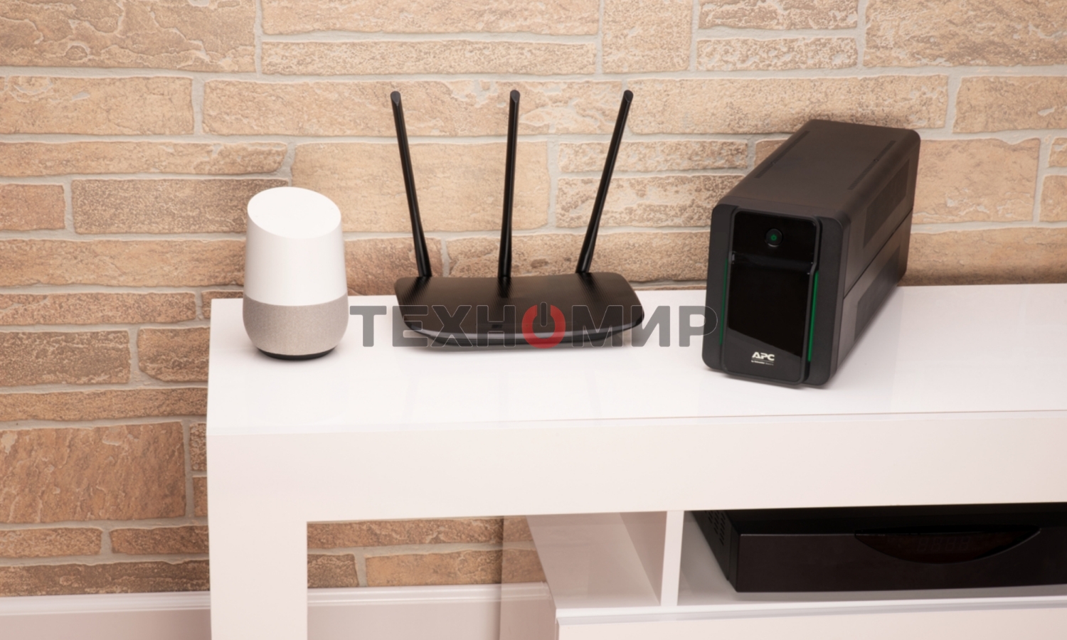 Источник бесперебойного питания APC Back-UPS BX950MI-GR 520Вт 950ВА черный